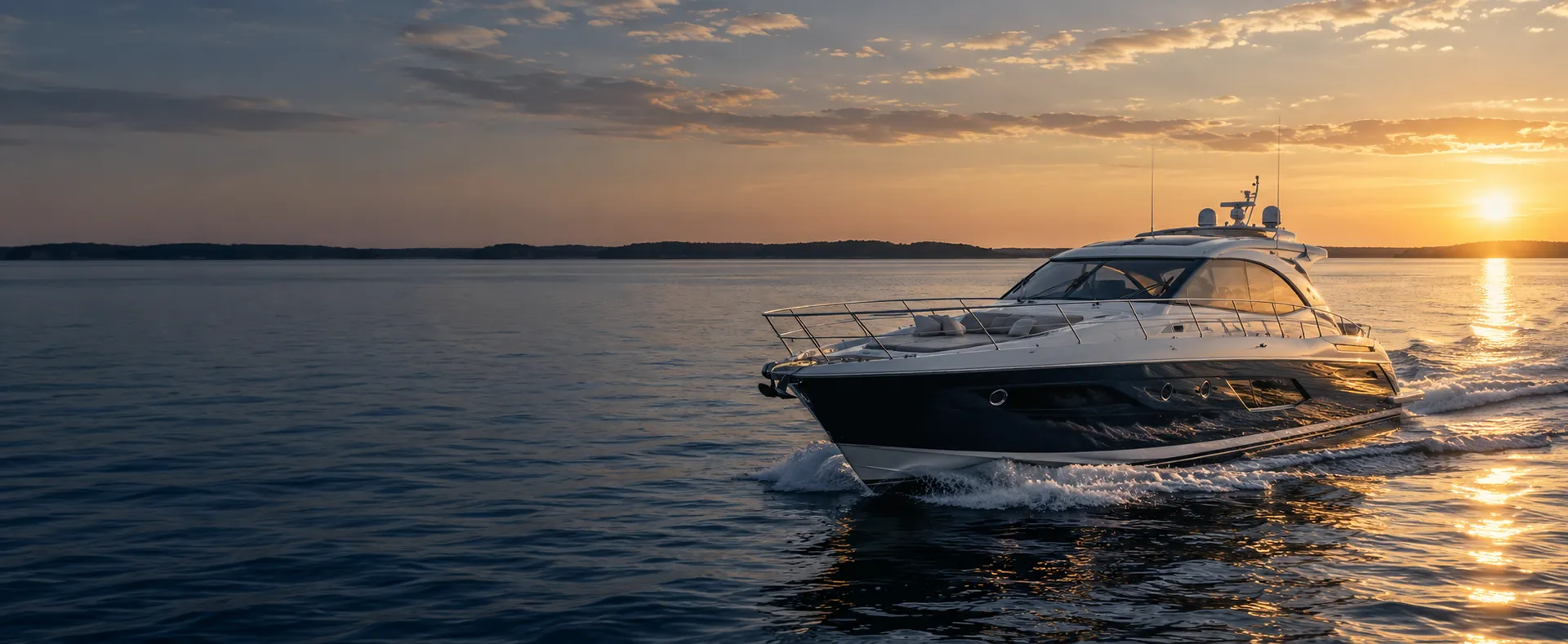 Private Luxusyacht bei goldenem Abendlicht auf ruhigem Wasser